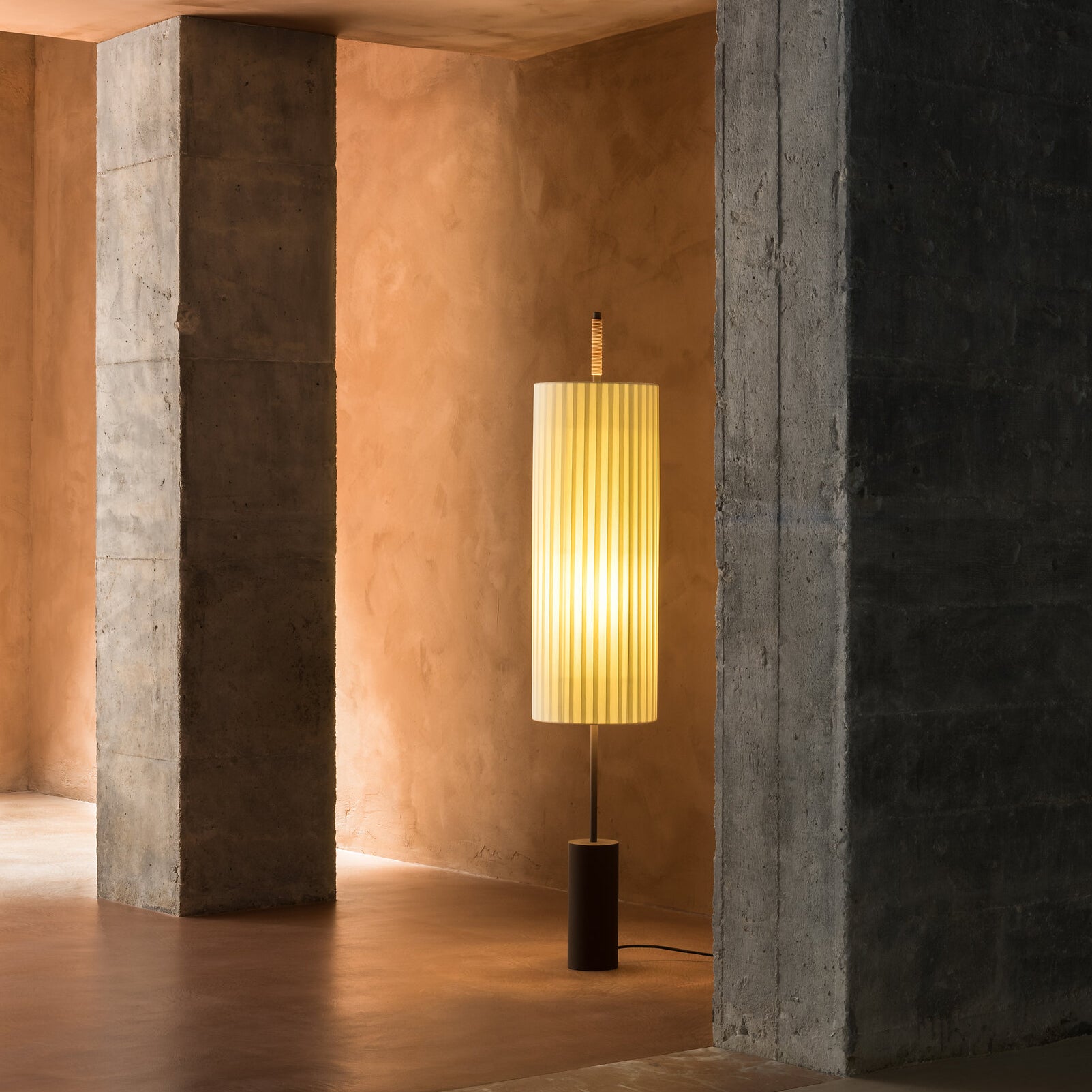 Dórica Floor Lamp